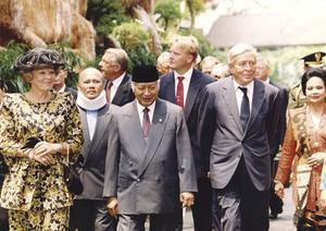 Een foto verhult soms veel. President Soeharto bereidde koningin Beatrix en prins Claus in 1995 geen warme ontvangst. Achter hen minister Van Mierlo van Buitenlandse Zaken en kroonprins Willem-Alexander. Die laatste gaat nu zelf op staatsbezoek in de vroegere kolonie. beeld ANP, Cor Mulder