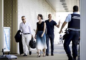 Justitie nam afgelopen dagen diverse advocaten in het Marengoproces op de korrel. Ze zouden criminelen voorzien van geheime informatie. De raadslieden ontkennen dat. Foto: enkele advocaten in het proces arriveerden dinsdag bij de extra beveiligde rechtbank op Schiphol.  beeld ANP, Koen van Weel