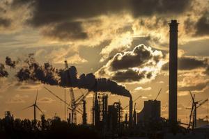 De nieuwe ”Wet CO2-heffing industrie” beoogt door een heffing op de CO2-uitstoot van bedrijven bij te dragen aan de internationale klimaatafspraken. beeld iStock
