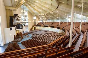 Interieur van kerkgebouw De Hoeksteen, waar de gereformeerde gemeente in Nederland (ggiN) Barneveld samenkomt. Ondanks dat het gebouw qua zitplaatsen een van de grootste kerken van Nederland is, leidt het groeiende aantal (doop)leden tot ruimtegebrek. Daarom zijn er nu plannen om een kerkgebouw voor een ggiN in Kootwijkerbroek te bouwen. beeld RD, Anton Dommerholt