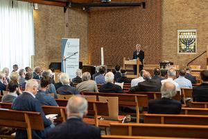 In de Ichthuskerk in Amersfoort had zaterdag de conferentie "Kerkmuren - zegen of vloek?" plaats. Een van de sprekers was prof. dr. A. van de Beek. beeld André Dorst