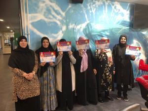 Bewoners van de Rotterdamse wijk Spangen haalden hun zwemdiploma door het welzijnsprogramma ”Goed bezig”. beeld Nico van Splunter