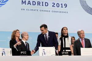 De voorzitter van het IPCC, Hoesung Lee, tweede van links tijdens een klimaatconferentie vorig jaar in Spanje. beeld AFP, ​Christina Quicler
