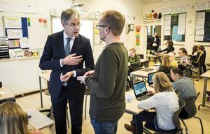 Het gesprek over samenwerking belandt vaak snel in uitersten. We borgen en bewaken de identiteit óf we geven deze op. De nuchterheid ontbreekt nogal eens tijdens bestuursvergaderingen. Foto: Minister Slob bezoekt in januari een basisschool. beeld ANP, Vincent Jannink