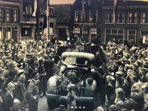 Het inhalen van de bevrijder op 8 mei 1945 op de Dam van Ameide. beeld Beeldbank Vijfherenlanden