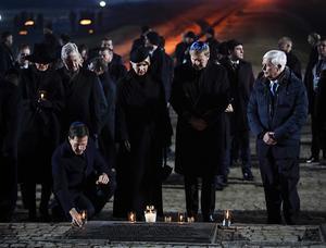 Premier Rutte, koningin Máxima en koning Willem-Alexander, maandag in het voormalige vernietigingskamp Auschwitz. beeld ANP