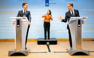 Premier Rutte (l.) en vicepremier De Jonge tijdens de persconferentie van dinsdagavond. beeld ANP, Bart Maat