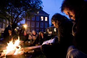 Daklozen voor het pand van de Protestantse Diaconie Amsterdam voorafgaand aan de Daklozendag in 2008. beeld ANP