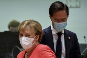 „De communicatie van premier Rutte en minister De Jonge haalt het bij lange na niet bij die van bondskanselier Merkel. Waar in Duitsland rust wordt bevorderd, is er in Nederland sinds de zomer onrust rond corona.” beeld EPA, Johanna Geron