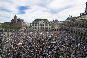 De Dam in Amsterdam liep maandagmiddag vol met demonstranten tegen het politiegeweld in de VS. Burgemeester Halsema van Amsterdam krijgt zware kritiek omdat ze de demonstratie niet heeft ontbonden, terwijl de coronaregels met voeten werden getreden. beeld ANP