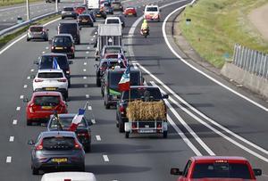 Boeren rijden woensdagmorgen ter hoogte van Zwolle. Ze zijn op zoek naar Bilthoven. beeld ANP