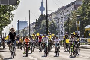 Kinderen vragen met de demonstratieve fietstocht ”Kidical Mass” in zo’n honderd Duitse steden dit weekeinde aandacht voor de aanleg meer veilige fietspaden in het land. beeld Kidical Mass