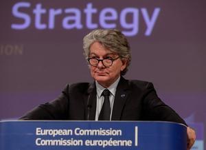 Eurocommissaris Thierry Breton (Interne Markt) presenteert de industriële strategie van de EU. beeld EPA, Stephanie Lecocq