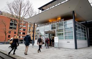 Drukte bij de ingang van de rechtbank. Het is de derde procesdag van de inhoudelijke behandeling van de strafzaak tegen verdachte Gokmen T. beeld ANP