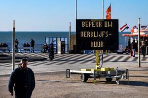De politie waarschuwt mensen bij het strand in Zandvoort zich aan coronamaatregelen te houden. Beeld ANP, Ramon van Flymen