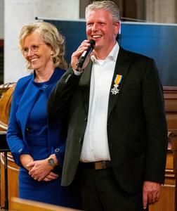 Pieter Heykoop nadat hij zaterdagavond zijn onderscheiding in ontvangst had genomen. beeld Cees van der Wal
