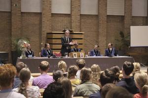 Prof. dr. M. J. Paul spreekt voor studenten van Depositum Custodi. beeld Sjaak Verboom