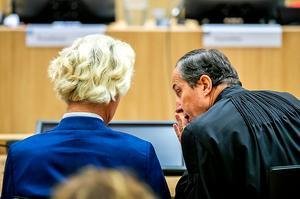 Advocaat Geert-Jan Knoops en PVV-leider Geert Wilders in de rechtbank van Schiphol. beeld ANP