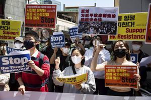 Zuid-Koreaanse studenten betoogden woensdag voor de Chinese ambassade in Seoul tegen de Chinese wet die de vrijheid in Hongkong aan banden legt. Vooral de vaak jonge pro-democratische betogers in Hongkong worden door de wet getroffen.  beeld EPA, Jeon Heon-Kyun