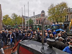 Demonstrerende boeren dwongen vrijdag in Leeuwarden af dat gedeputeerde Johannes Kramer de provinciale stikstofmaatregelen introk. beeld ANP, Jaring Rispens