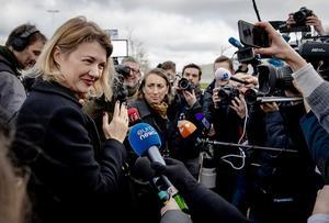Een Oekraïense delegatie komt maandag aan bij het zwaarbeveiligde Justitieel Complex Schiphol, waar het MH17-proces van start ging. Beeld ANP, Sem van der Wal