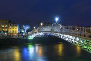 De Ha’penny Bridge in Dublin is de eerste gietijzeren brug van Ierland.  beeld iStock