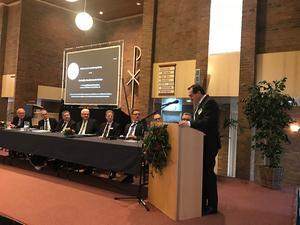 Ds. J. G. Schenau spreekt de gasten toe. beeld RD