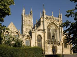 Terwijl het kerkbezoek in Groot-Brittannië in 2019 verder daalde, is er in 2020 juist een grote belangstelling voor digitale initiatieven. Foto: de kathedraal van Gloucester. beeld Saffron Blaze