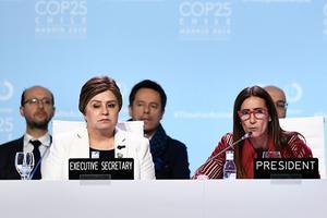 Bedrukte gezichten tijdens de moeizame onderhandelingen in Madrid. beeld AFP, Oscar del Pozo