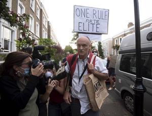 De topadviseur van premier Boris Johnson, Dominic Cummings (m.) ligt onder vuur omdat hij zich niet aan de coronaregels zou hebben gehouden. beeld EPA, Facundo Arrizabalaga
