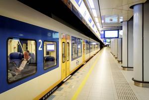 „Een conducteur op de trein mag bij het doen van mededelingen zijn passagiers niet meer aanspreken als „dames en heren”, maar moet hen als „medereizigers” adresseren.” beeld ANP, Robin van Lonkhuijsen
