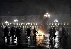 Rellen in de Italiaanse stad Turijn, eerder deze week. Nieuwe anticoronamaatregelen zetten bij een deel van de bevolking kwaad bloed. beeld AFP, Marco Bertorello