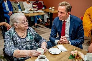 Minister Hugo de Jonge van Volksgezondheid op werkbezoek in het Sint Elisabeth Verpleeg- en Gasthuis in Amersfoort. De organisatie biedt zorg aan oudere mensen met dementie. beeld ANP, Robin Utrecht