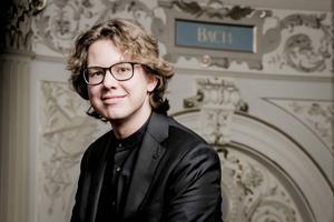 Hannes Minnaar geniet weer van het orgelspelen. beeld Simon van Boxtel