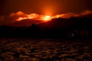 Bosbranden verlichten de heuvels in de buurt van Kellogg in de Amerikaanse staat Californië. beeld AFP, Philip Pacheco