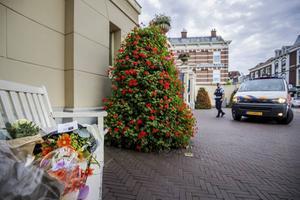 Bij de ingang van de tuin aan de achterkant van Paleis Noordeinde liggen bloemen vanwege het overlijden van prinses Christina.  beeld ANP, Remko de Waal