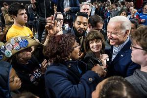 Joe Biden spreekt met aanhangers in de staat South Carolina, waar zaterdag voorverkiezingen worden gehouden. beeld AFP