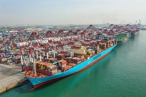 Containerschip in Chinese haven Qingdao. beeld AFP