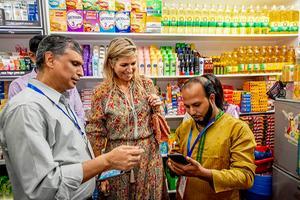 Koningin Maxima tijdens een veldbezoek in Bangladesh aan een supermarkt die gebruik maakt van IPay, en dienst voor digitale betalingen. beeld ANP