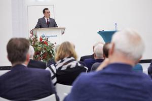 Achter de katheder hertaler Jasper Stam. beeld Jaco Klamer