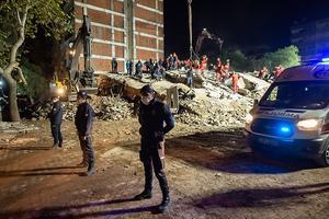 Zoektocht in Izmir. beeld AFP, Yasin AKGUL