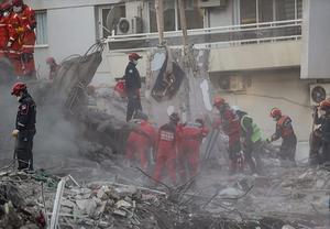 Chaos in Izmir, waar meer dan honderd mensen stierven door een aardbeving. Beeld EPA, Erdem Sahin