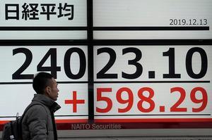 De Japanse Nikkei reageert op de handelsperikelen tussen de VS en China. beeld EPA