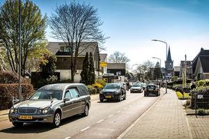 Rouwstoet in Heerde. Ds. De Graaf, die zelf Covid-19 overleefde: „Sommige gemeenteleden die ik begeleidde en die overleden, worden nu door een andere predikant begraven. Dat voelt heel onnatuurlijk.” beeld RD, Henk Visscher