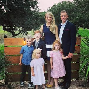 John Powell met zijn gezin. beeld religionnews.com
