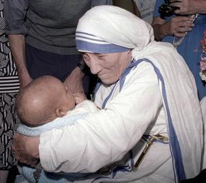 Moeder Teresa beschouwt abortus niet als een geïsoleerd kwaad, maar wijst op het mens- en wereldbeeld achter abortus.​ beeld EPA