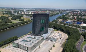 Volgens Zembla zijn vergunning verlenende ambtenaren door de top van Rijkswaterstaat meerdere keren „onder druk” gezet om afval dat eerder was afgekeurd, tegen de regels in toch goed te keuren. Foto: het kantoor van Rijkswaterstaat bij Utrecht. beeld ANP, Jerry Lampen