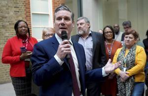 Keir Starmer is zaterdag verkozen tot de nieuwe leider van de Britse Labour Party. Zijn voorganger, Jeremy Corbyn, besloot in december op te stappen na dramatisch verlopen parlementsverkiezingen. beeld AFP, Niklas Halle’n