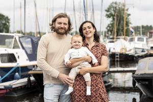 James en Susanna Riddle uit Australië met hun zoontje Elliot nabij een vakantiepark in Nijkerk. beeld André Dorst
