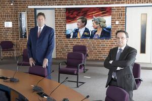De Nunspeetse burgemeester Breunis van de Weerd (l.) praat met collega Eddy Bilder (Zwartewaterland) graag nog eens door over de langetermijnimpact van de coronacrisis. beeld RD, Anton Dommerholt